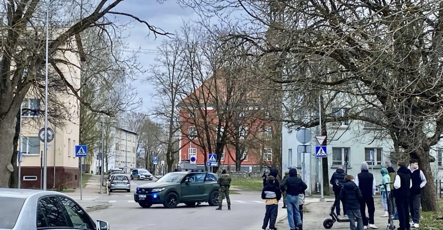 «Сценарий наихудшего»: полиция Нарвы оцепила центр города из-за мужчины с «оружием»