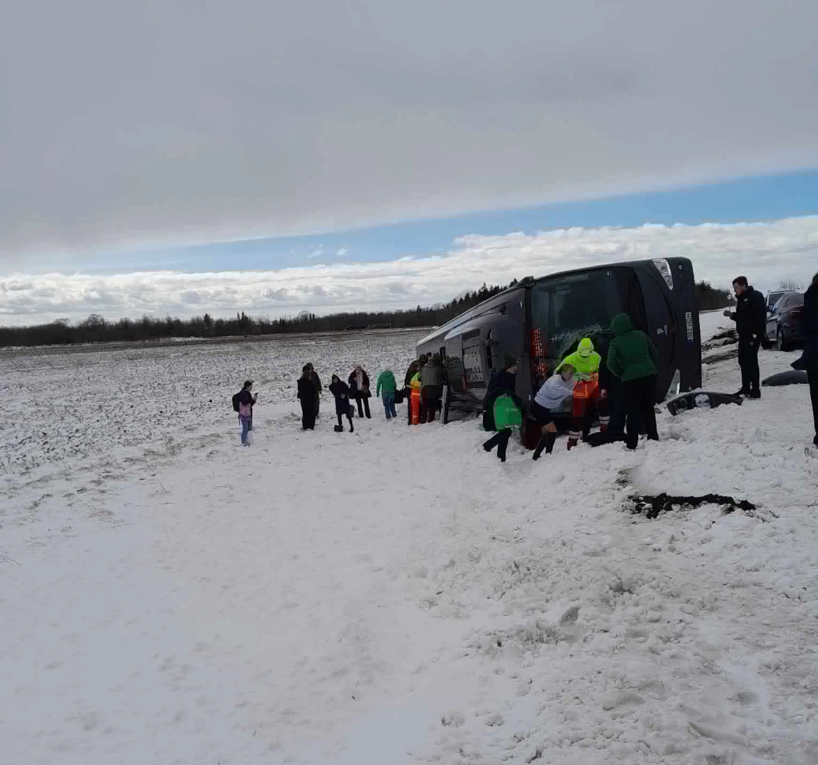 17 ДТП за утро и второй автобус в кювете: снежный шторм парализовал трассу Таллин–Нарва