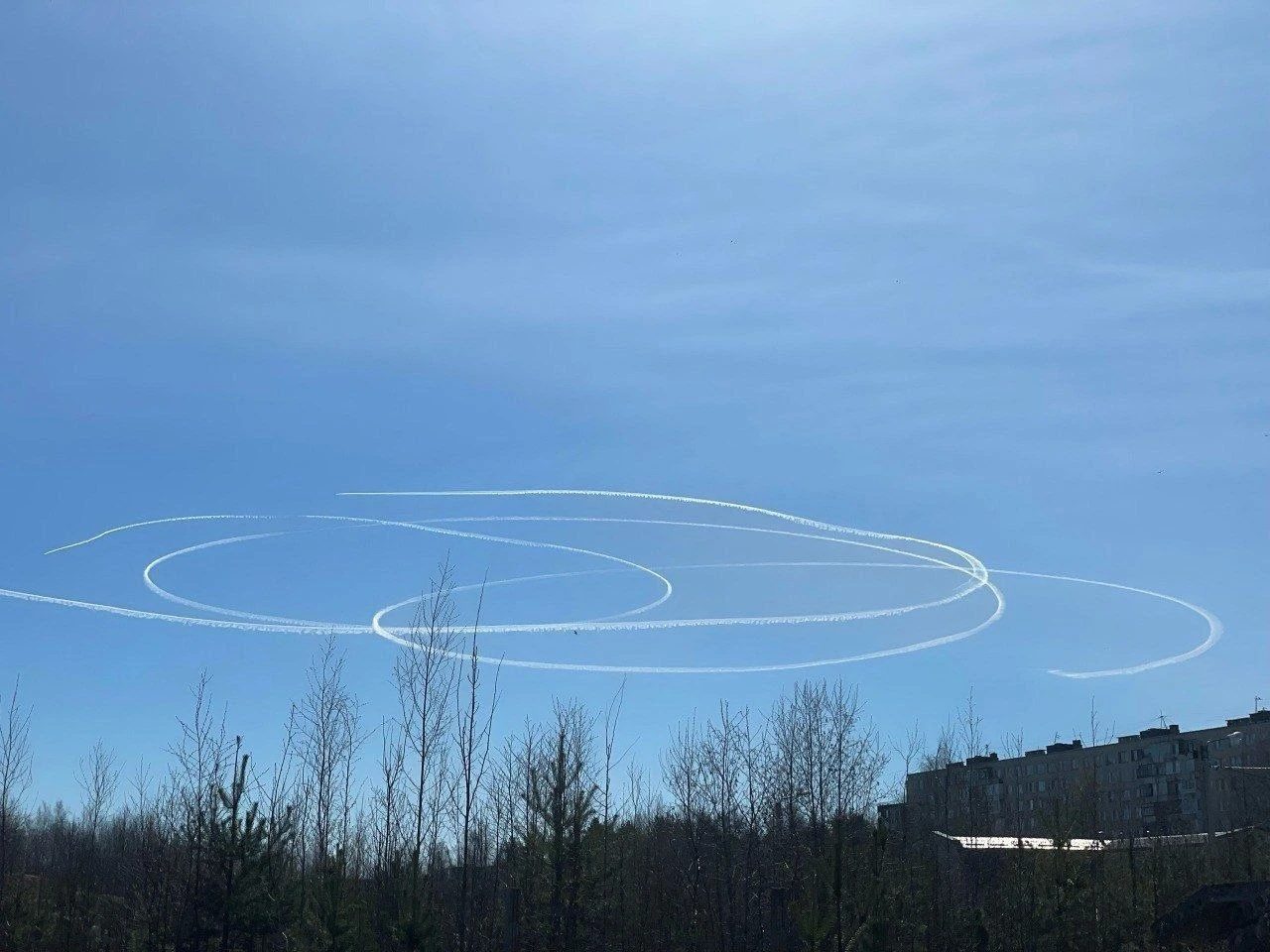 Кольца в небе над Нарвой: что за странные следы напугали жителей приграничья