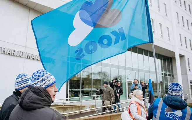 Без счета — вне выборов? В Эстонии разгорается спор вокруг партии Koos и банковских ограничений