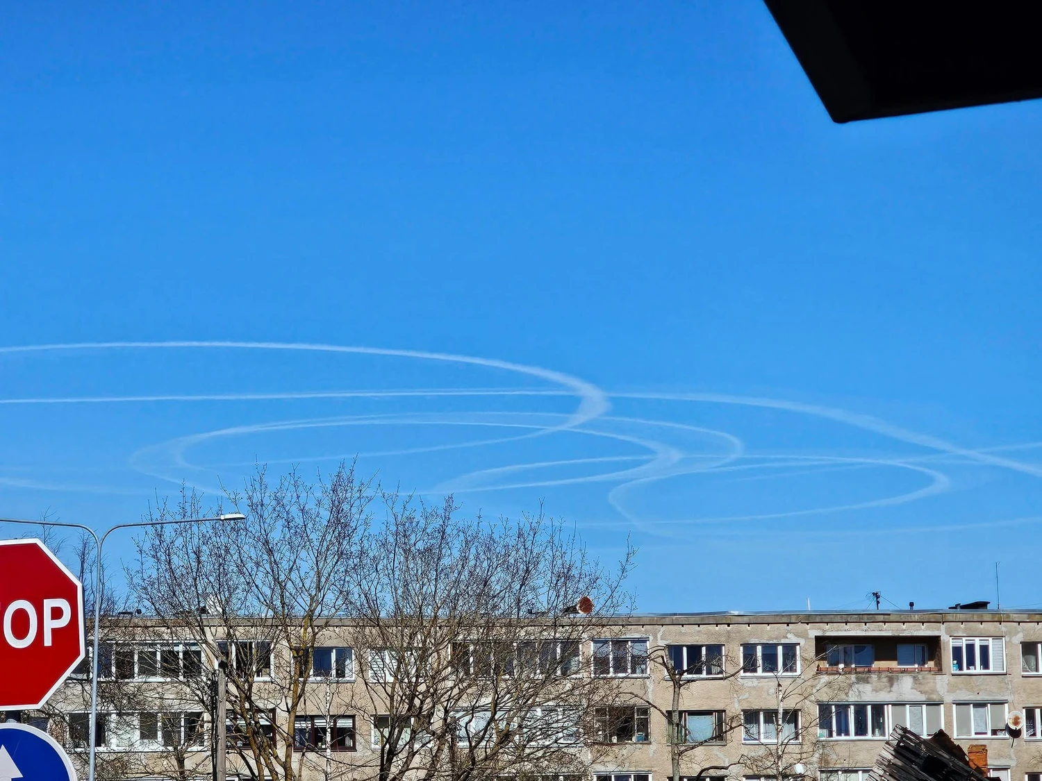 Кольца в небе над Нарвой: «самолёты-невидимки» оставили загадочные следы над границей
