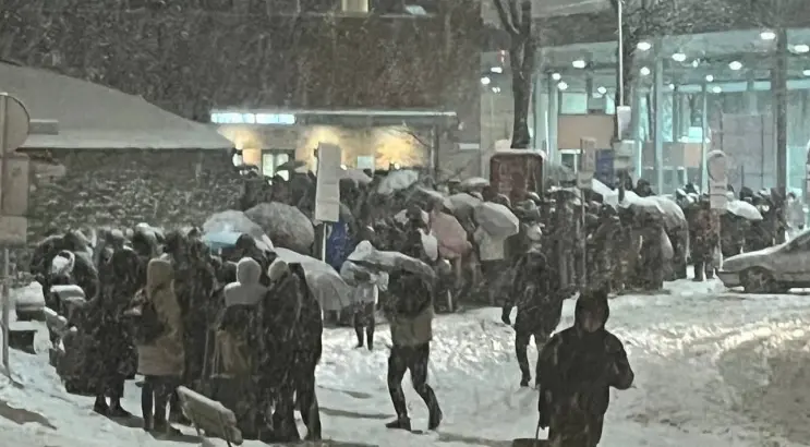 На погранпункте в Нарве резко выросло время ожидания — местные жители продают места в очереди до 100 евро