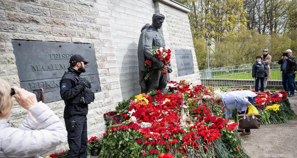 В Таллине 9 мая люди возложили цветы к Бронзовому солдату