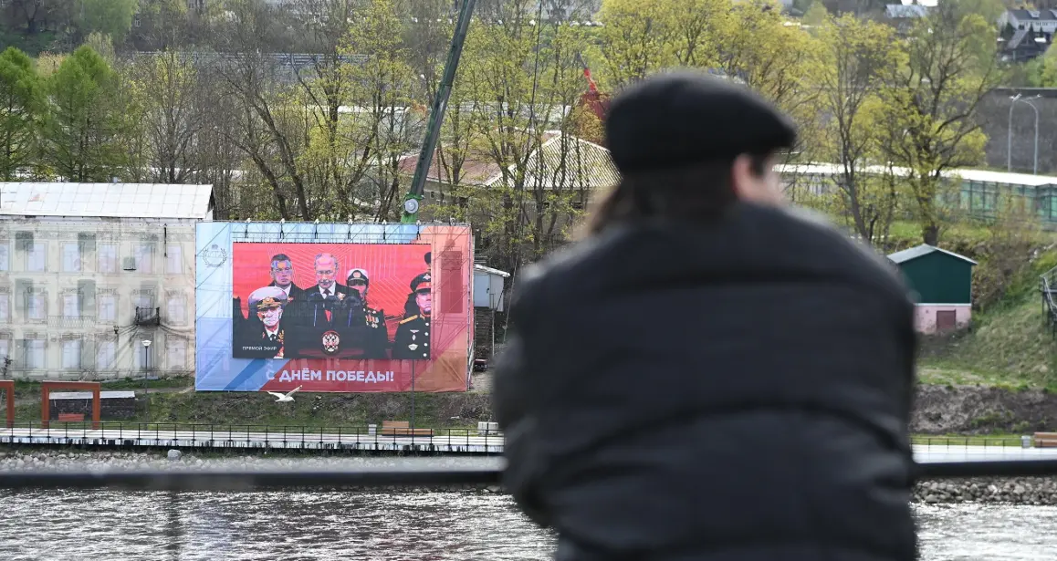 Сотни людей наблюдали трансляцию Парада Победы на границе России и Эстонии