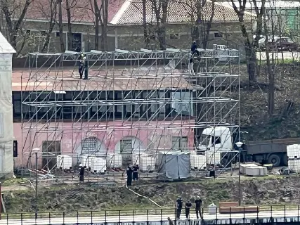 В Ивангороде готовят экраны для трансляции концерта ко Дню Победы