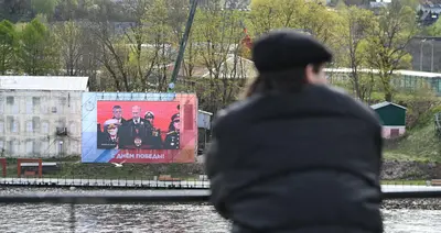 Сотни людей наблюдали трансляцию Парада Победы на границе России и Эстонии