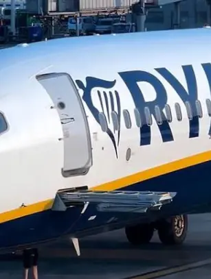 Двигатель самолёта Ryanair вспыхнул при взлёте из Таллина: момент попал на видео