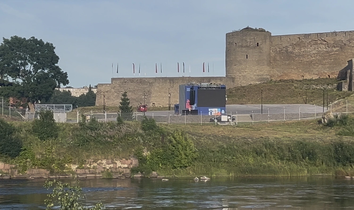 В Ивангороде устанавливают экран напротив Нарвы: 1 августа город отметит День Ленинградской области и День города