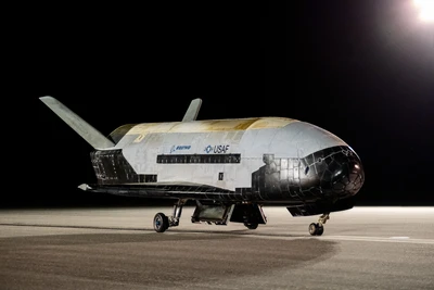 Американский X-37B Многоразовый беспилотный космоплан Космических сил США, также используемый для испытаний технологий на орбите.