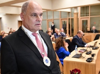 Яан Тоотс избран мэром Нарвы на заседании Нарвского горсобрания.
