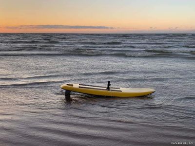Трагедия в Нарва-Йыэсуу: Полиция подтверждает обнаружение тела пропавшего серфингиста