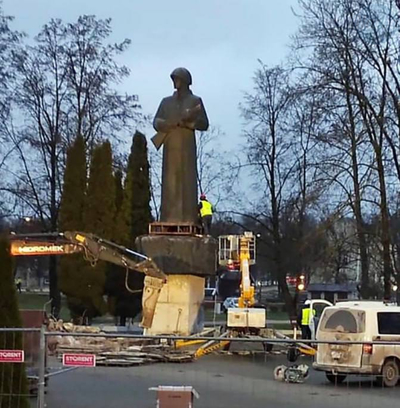 Мужчина в Латвии рискует 6 годами тюрьмы за принесение гвоздик к месту сноса памятника советским воинам.