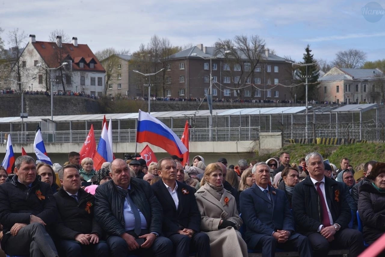 Ведущий в Ивангороде поздравил президента Кариса с Днем победы