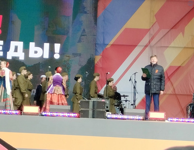 Ведущий в Ивангороде поздравил президента Кариса с Днем победы