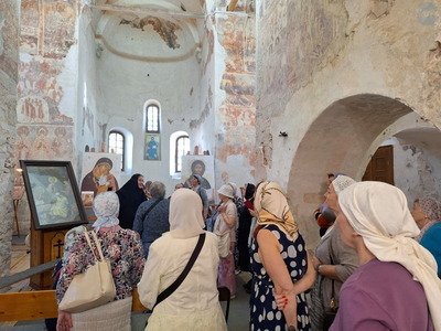 Визит паломников из Таллинна в Снетогорский монастырь: день общения и благословений на фоне религиозных напряжений