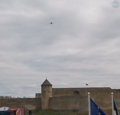 Эстонские пограничники решили запустить дрон с ниткой с центра моста д