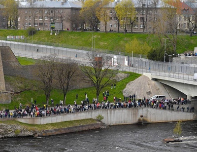 День Победы в Ивангороде: тысячи собравшихся на набережной в Нарве в ч