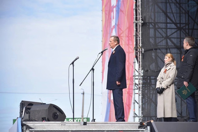 Ведущий в Ивангороде поздравил президента Кариса с Днем победы