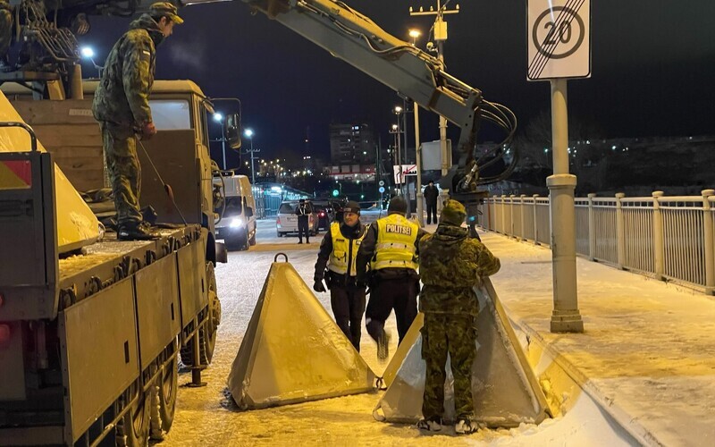 Пограничный пункт на мосту в Нарве готовится к закрытию: установлены дополнительные заграждения