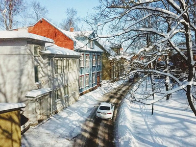 В Тарту снегопад превратил утро в фитнес-тренировку: горожане сражаются с последствиями зимнего вихря