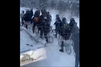 Мигранты на велосипедах штурмуют закрытую границу России и Финляндии: ситуация на пункте пропуска "Лотта"