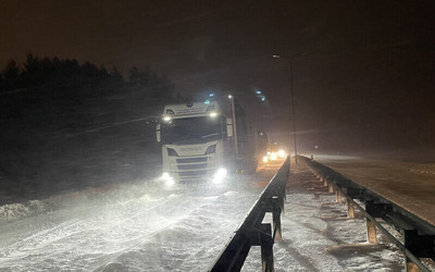 Крупный снегопад и метель парализовали движение на дорогах Эстонии