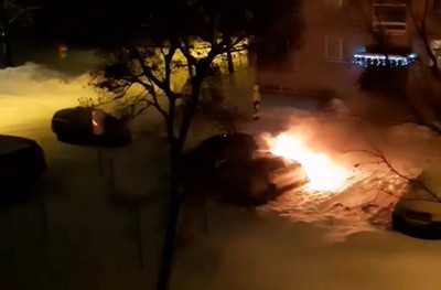 Пожар уничтожил Mercedes-Benz на улице Герасимова В Нарве, подробности устанавливаются