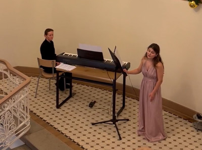 Певица Беатриче Хубер создает праздничное настроение в Нарвской больнице своим музыкальным выступлением