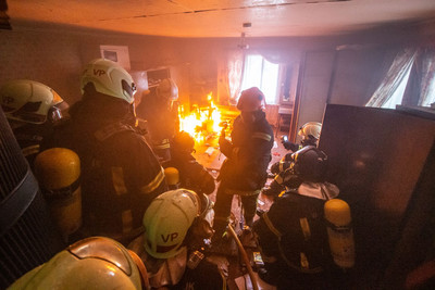 Быстрое спасение в центре Силламяэ: Пожарные за три минуты эвакуировали людей и кошек из горящей квартиры