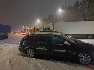 Срок ожидания на границе Эстонии и России превышает 20 часов: пробки для путешествующих во время зимних праздников