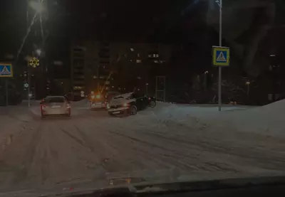 ДТП в Нарве возле 1000 Мелочей: Автомобиль избегая столкновения на пешеходном переходе, застрял в сугробе.