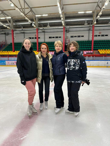 Олимпийская чемпионка Марина Анисина посетила Нарвский ледовый холл: в
