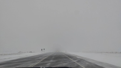 Эстонская полиция предупреждает водителей о сложных погодных условиях: снегопад, град и скользкие дороги! Соблюдайте осторожность для безопасного пути