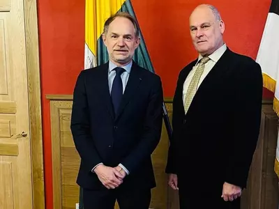 Дипломатический визит в Нарве: Французский посол Эмманюэль Миньо и мэр Яан Тоотс обсуждают магнитные инвестиции, велоспорт и Олимпийские надежды