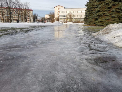 Нарва во льду: Город бьется с гололедом, власти вводят спецоборудовани