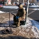 Необычное зрелище возле ТЦ Astri в Нарве: Дедушка поет фронтовые советские песни