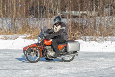 Одиночный мотоциклист, управляющий мотоциклом на замерзшей поверхности