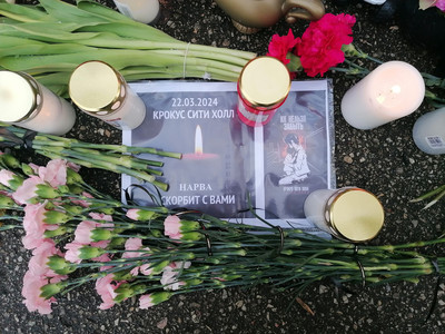 Слёзы трагедии в Нарве: Город несет цветы к посольству России, отдавая честь жертвам "Крокус Сити"