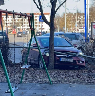 В Нарве: дерево и забор остановили автомобиль, предотвратив аварию на детской площадке