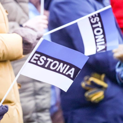 Торжественное празднование 106-й годовщины независимости Эстонии в Нарве: участие гимназий, молитвы и поднятие флага