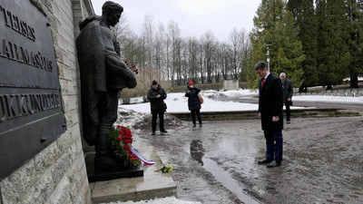 Венки и цветы к памятнику Воину-Освободителю