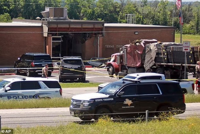 Угон грузовика в Техасе: водитель протаранил правительственное здание